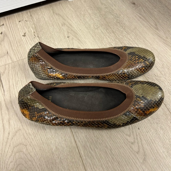 Stuart Weitzman Green Python Embossed Ballet Flats - Picture 2 of 5